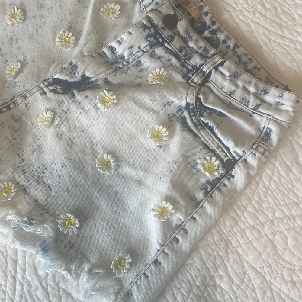 Daisy Embroidered Shorts - Picture 3 of 6